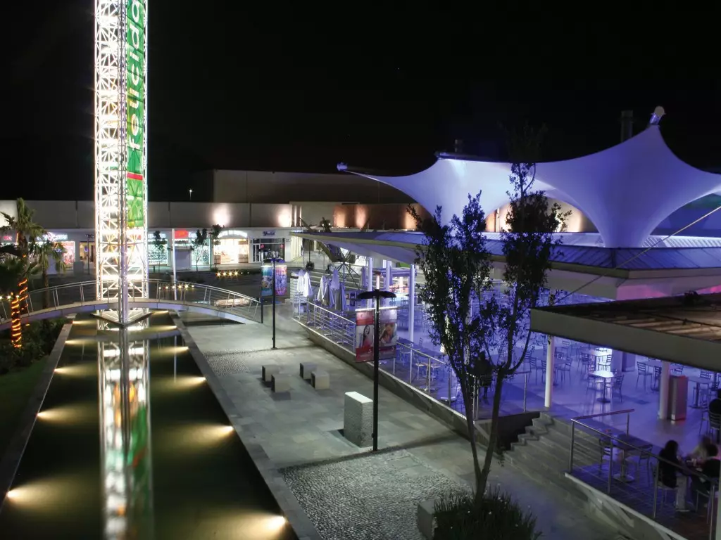 Plaza comercial de noche