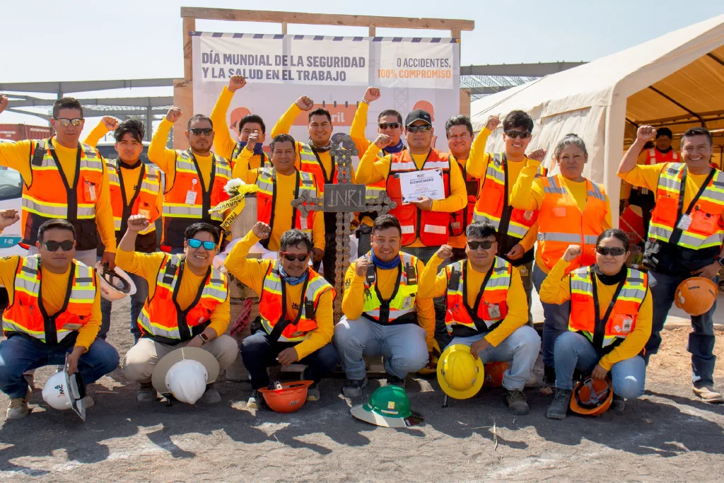 Colaboradores del departamento de obra felices participando en la actividad del Día de la Santa Cruz.